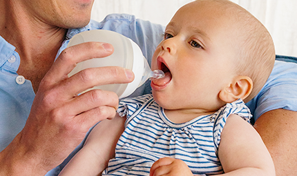 Faut-il coucher bébé tout de suite après son repas ou attendre ?