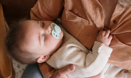 Votre bébé respire vite et fort en dormant : comprendre et agir