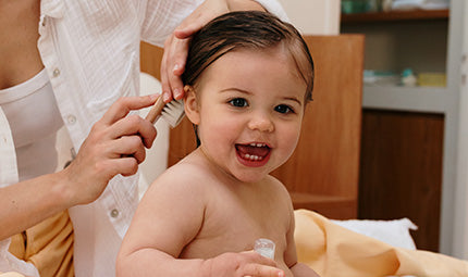 Comment prendre soin des cheveux de bébé en douceur ?